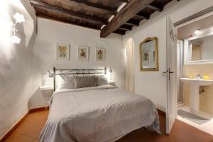 ein weißes Schlafzimmer mit einem Bett und einem Waschbecken in der Unterkunft Florence Holiday Homes Santa Maria Novella in Florenz