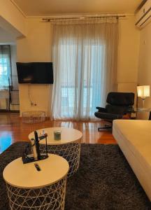 - un salon avec un canapé et une table dans l'établissement Glyfada Prime Location Spacious Apartment, à Athènes