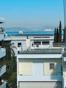 - une vue sur un bâtiment avec l'océan en arrière-plan dans l'établissement Glyfada Prime Location Spacious Apartment, à Athènes