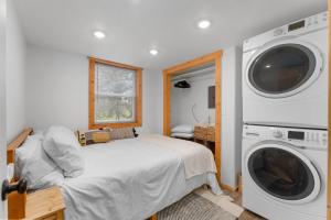 una camera con letto e lavatrice/asciugatrice di Little Tooth Retreat - Little Cabin a Sandpoint