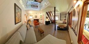 Temae的住宿－Green Villa Moorea，一间带白色沙发的客厅和一间客厅。