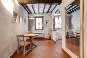 ein Esszimmer mit einem Tisch und ein Badezimmer in der Unterkunft Florence Holiday Homes Santa Maria Novella in Florenz