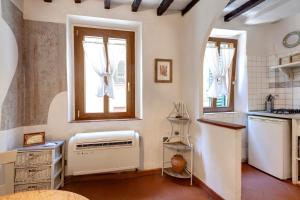eine Küche mit Spüle und Geschirrspüler in der Unterkunft Florence Holiday Homes Santa Maria Novella in Florenz