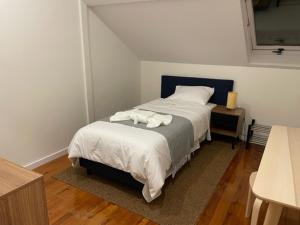 洛里什的住宿－Salero Guest House，一间卧室配有一张带白色床单的大床