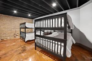 Ce lit superposé noir se trouve dans un dortoir. dans l'établissement Chicago Mid-Century Gem Steps From United Center, à Chicago