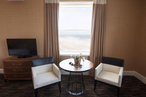 Televiisor ja/või meelelahutuskeskus majutusasutuses Berkeley Oceanfront Hotel