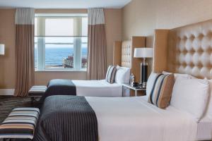 Voodi või voodid majutusasutuse Berkeley Oceanfront Hotel toas