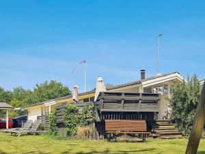 een huis met een bankje ervoor bij Holiday home Gilleleje LXXXVII in Gilleleje