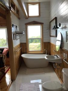 łazienka z dużą wanną i umywalką w obiekcie MareGold Centre - Juniper Cabin and Rose Cabin w mieście Victoria Beach 