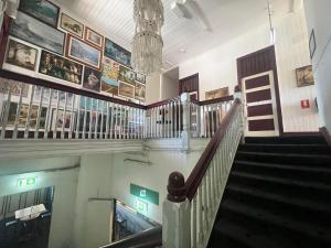 una escalera en un edificio con una persona caminando por él en The Australian Hotel, en Gympie