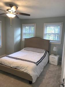 - une chambre avec un lit et un ventilateur de plafond dans l'établissement Renovated 3bedroom 2.5bath 2 story house w/ garage, à Lawrenceville