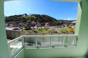 - un balcon avec vue sur le parking dans l'établissement Centro da Cidade Vista para Praça, à Urubici