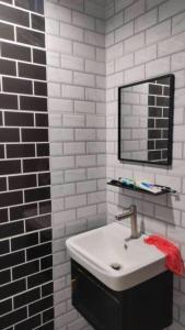 Et badeværelse på De sepakat cottage private pool