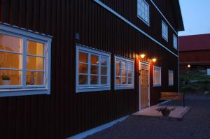 ein Gebäude mit einer Tür und einer Bank daneben in der Unterkunft Sundsmåla Landsbygdshotell in Brokind
