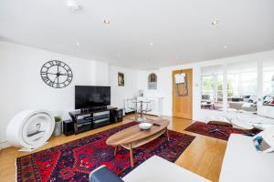 a living room with a couch and a table at Canary Wharf Apartments By Austin David in London