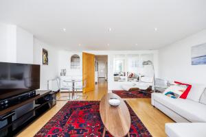 a living room with a couch and a table at Canary Wharf Apartments By Austin David in London