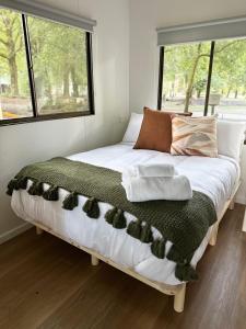Un dormitorio con una cama con gatos. en Tawonga Tourist Park, en Tawonga
