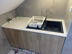a kitchen counter with a sink and a faucet at Salero Guest House in Loures