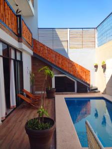 ein Haus mit Swimmingpool und Terrasse in der Unterkunft LINA - Confortable depto con alberca climatizada. in Mazatlán