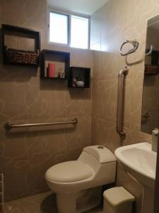 bagno con servizi igienici e lavandino di Hermosa y confortable suite a Quito