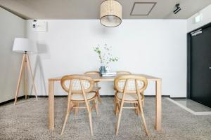 comedor con mesa y 4 sillas en ぷふか芝公園　(Pufuka Shibakoen), en Tokio