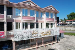 un edificio con un cartel delante en Comfort Inn, en Kampong Selayun