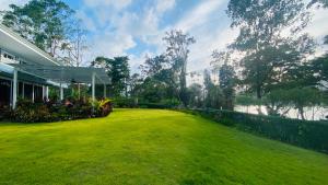 Cachí的住宿－CASA DEL LAGO，一个带房子和绿色草坪的庭院