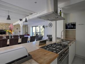 een keuken en een woonkamer met een kookplaat bij Inviting holiday home in Gourdon with terrace in Gourdon-en-quercy