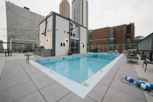 A piscina localizada em Luxury Gold Coast Home w/ Rooftop Pool & Gym ou nos arredores