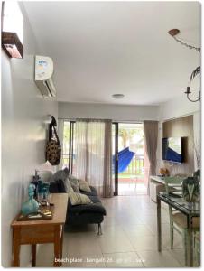 a living room with a couch and a table at Beach Place Resort . ap térreo in Aquiraz