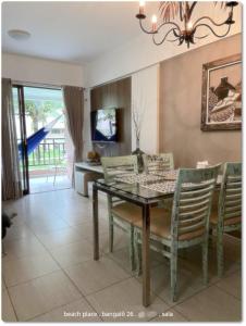 a dining room with a glass table and chairs at Beach Place Resort . ap térreo in Aquiraz