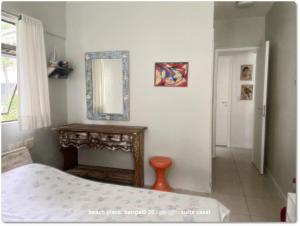 阿基拉斯的住宿－Beach Place Resort . ap térreo，卧室配有一张床,墙上设有镜子