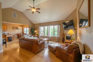 ブランソンにある4BR Walk-in - Foosball Table - Fire Pit - FREE TICKETS INCLUDED - DV166のリビングルーム(革張りのソファ2台、ソファ付)