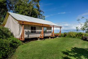 a large tent in a field of grass at Waipi'o Lodge in Kukuihaele