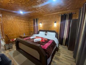 Posteľ alebo postele v izbe v ubytovaní Hotel Mughal India