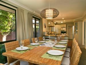 Posezení v ubytování Taupo Escape - Rainbow Point Holiday Home