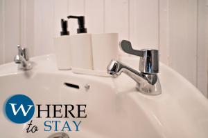 een wastafel in de badkamer met de woorden waar te verblijven bij Charming 2 bedroom apartment in Gorgie in Edinburgh