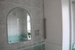 baño con espejo y una persona que toma una foto en Cozy light single bedroom, en Edgware