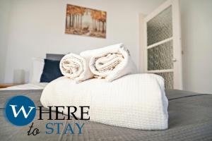 a bed with towels on it with the words where to stay at Charming 2 bedroom apartment in Gorgie in Edinburgh