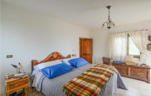 Schlafzimmer mit einem Bett, einem Schreibtisch und einem Fenster in der Unterkunft 2 Bedroom Beautiful Apartment In Aulla in Aulla