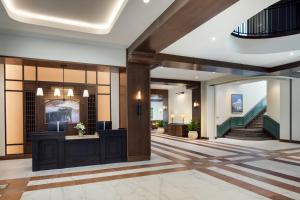 un vestíbulo de un hotel con una escalera en The Benson Hotel & Faculty Club, en Aurora