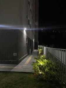ein Gebäude mit Lichtern an der Seite in der Nacht in der Unterkunft Millennium Residence in Juiz de Fora