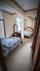 1 dormitorio con cama y espejo en el suelo en ¡Apartamento Espacioso!, en Sucre