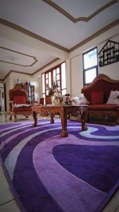una sala de estar con una gran alfombra púrpura en ¡Apartamento Espacioso!, en Sucre