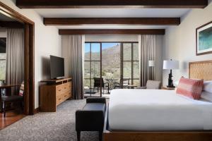 Postel nebo postele na pokoji v ubytování The Ritz-Carlton, Dove Mountain