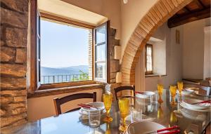 comedor con mesa y ventana grande en Stunning Home In Mazzolla With Wifi, en Mazzolla