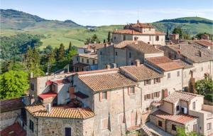 una vista panorámica de un pueblo en las colinas en Stunning Home In Mazzolla With Wifi, en Mazzolla