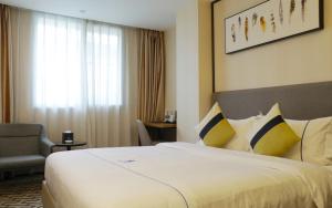 Postel nebo postele na pokoji v ubytování Guangzhou Homies Hotel