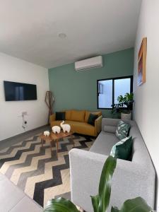 - un salon avec un canapé et une table dans l'établissement El Departamento Playa Sur, à Mazatlán