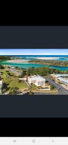 Luftaufnahme eines Gebäudes und des Meeres in der Unterkunft Oceanview 1 in Nambucca Heads + 3 Fotos